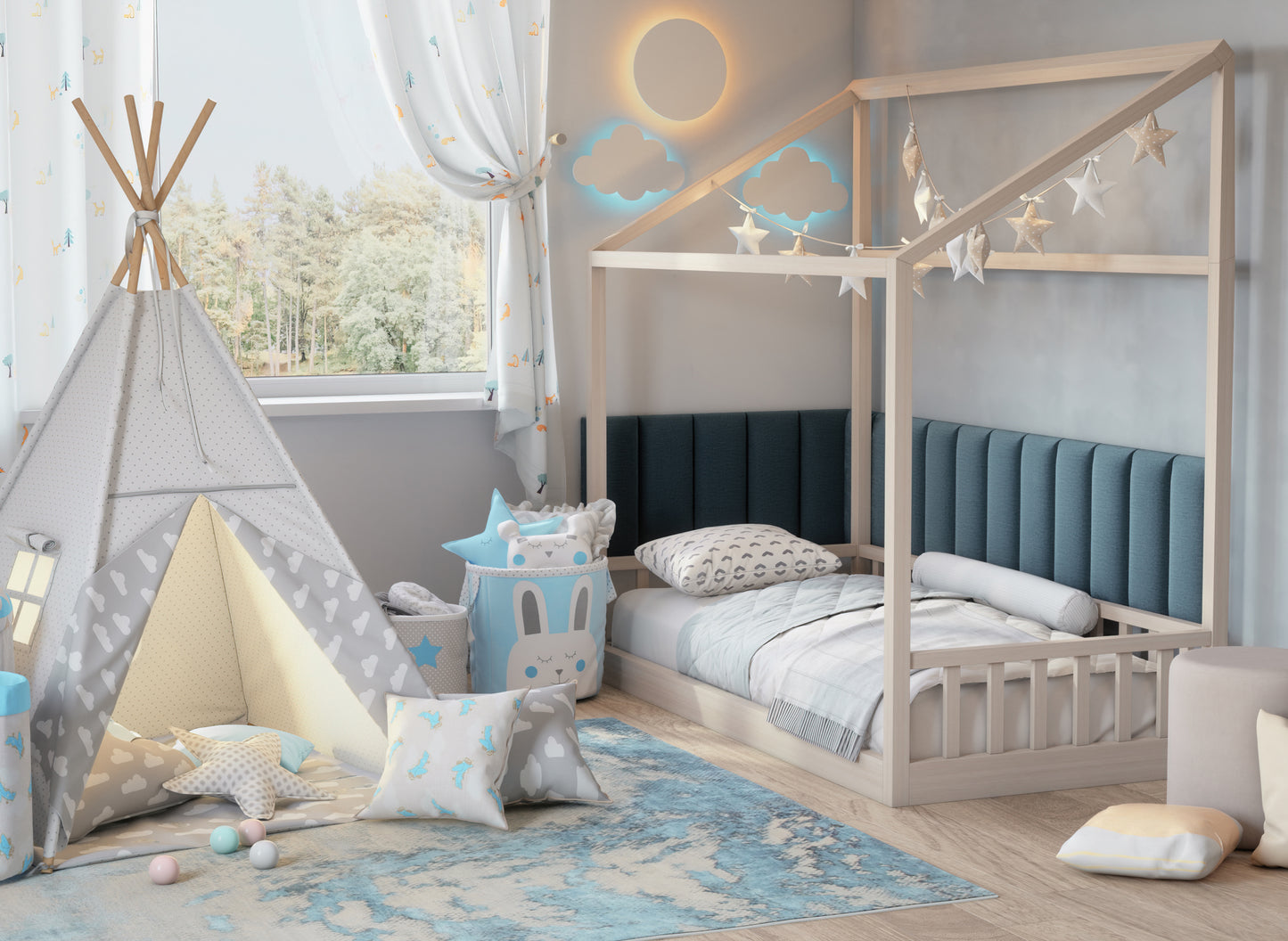 Dziecięcy pokój z drewnianym łóżkiem w kształcie domku i tipi na miękkim dywanie; za łóżkiem zamontowany pionowy panel Quadratta II Monolith 76 w jasnoniebieskim kolorze, uzupełniony dekoracyjnymi lampkami.
