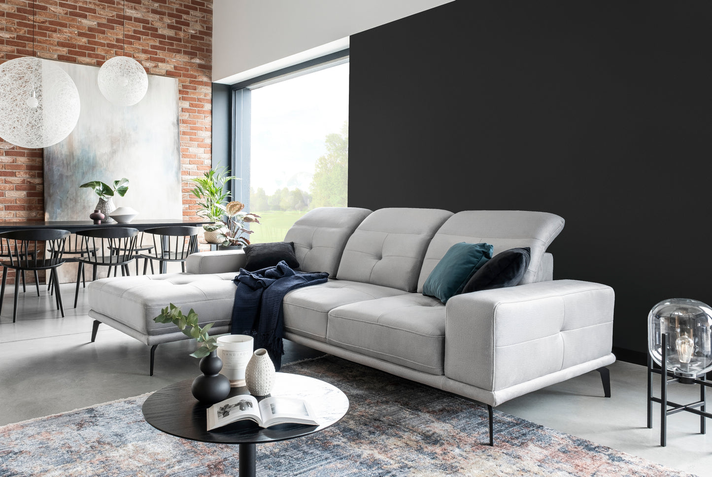 Poszewka dekoracyjna 40×40 cm Matt Velvet 75 zielona – aranżacja na sofie w salonie