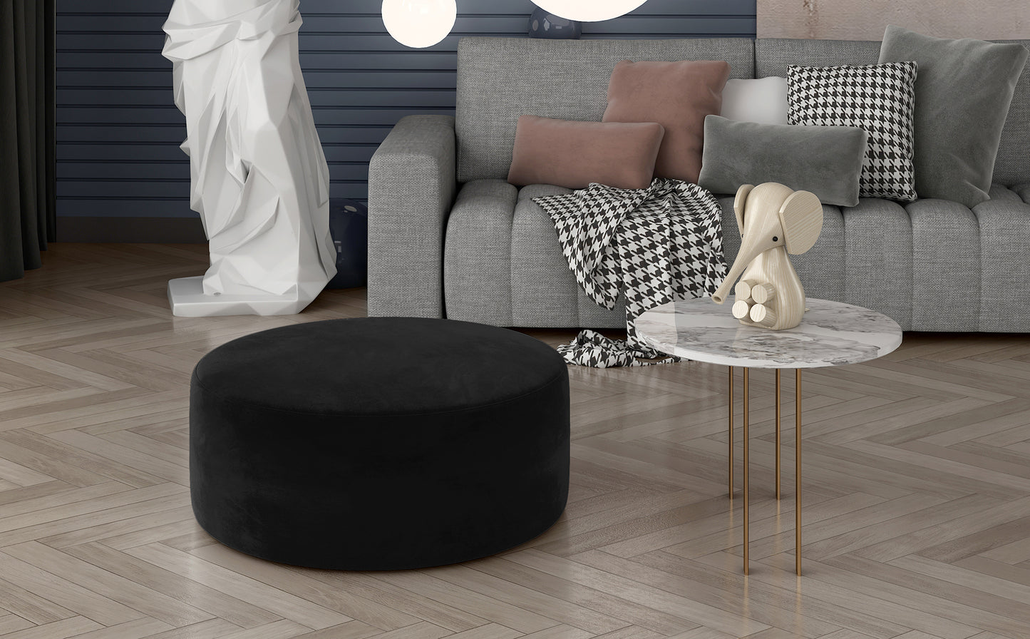 Pufa Bero Matt Velvet 99 w eleganckim czarnym kolorze, z zaokrągloną formą i gładkim tapicerowanym wykończeniem, idealna jako siedzisko, podnóżek lub dodatek do wnętrza.