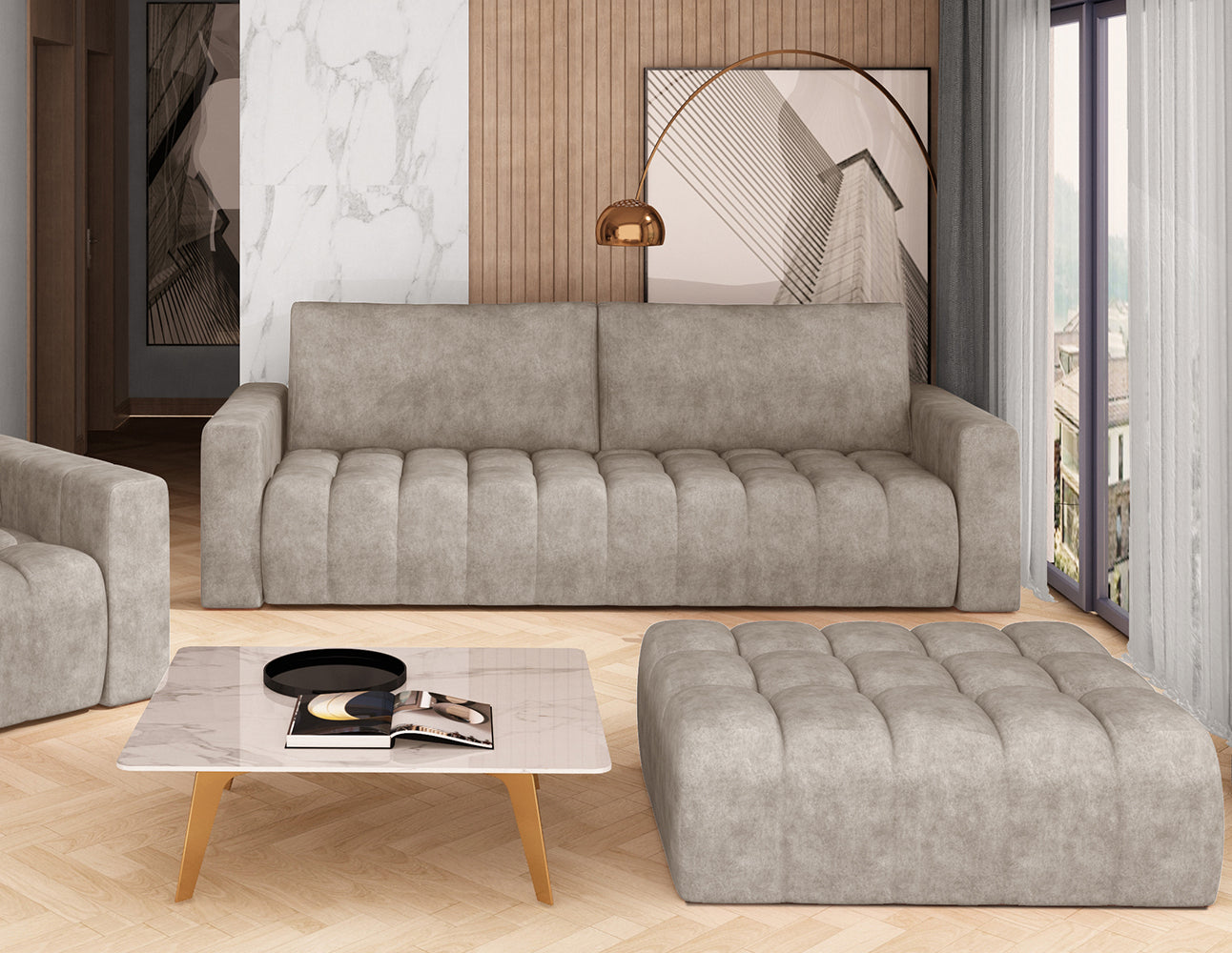 Aranżacja wnętrza: pufa Lazaro Monolith 09 jasnobrązowa ustawiona obok sofy i fotela w stylowym salonie z dużym oknem, geometryczną tapetą i dekoracyjnym stolikiem kawowym, tworząca przytulny kącik wypoczynkowy.