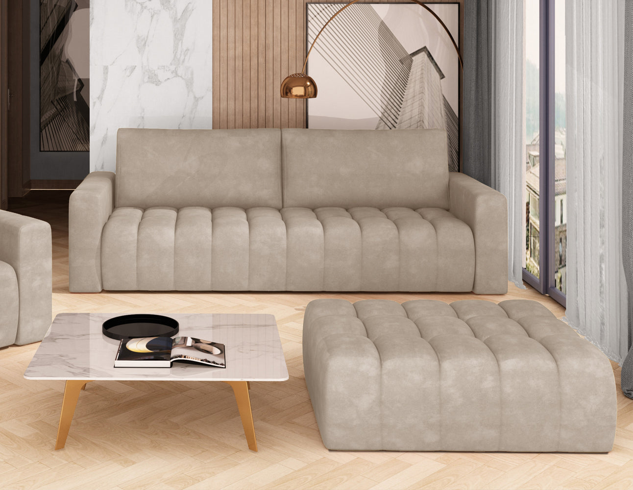 Pufa Lazaro w kolorze Paros 02 beżowy w eleganckim salonie, ustawiona obok dopasowanej sofy i marmurowego stolika kawowego na tle drewnianej podłogi i nowoczesnego wystroju.