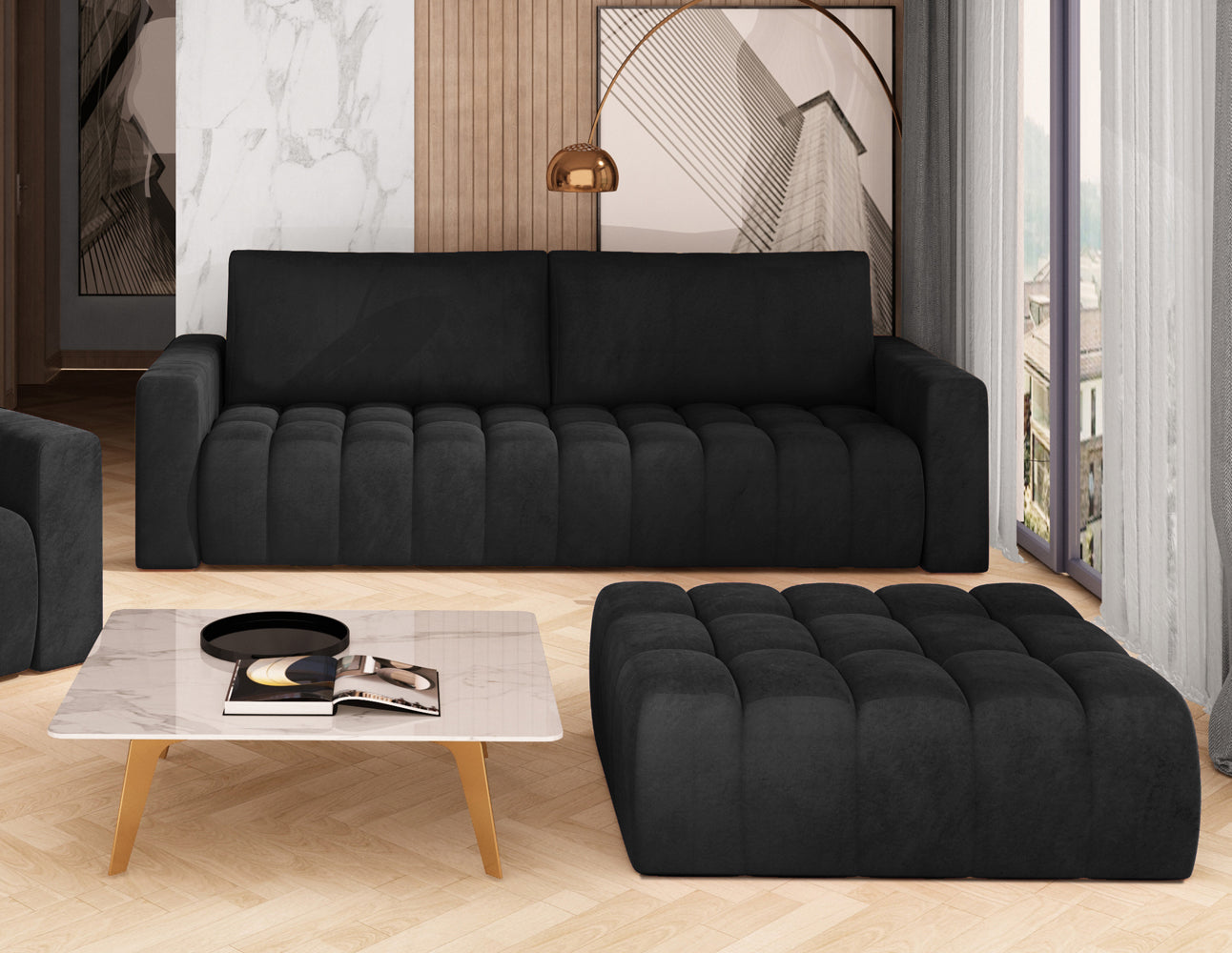 Czarna pufa Lazaro Matt Velvet 99 ustawiona obok nowoczesnej czarnej kanapy i stolika kawowego, w eleganckim salonie z betonową ścianą, dużym oknem i metalową regałem.