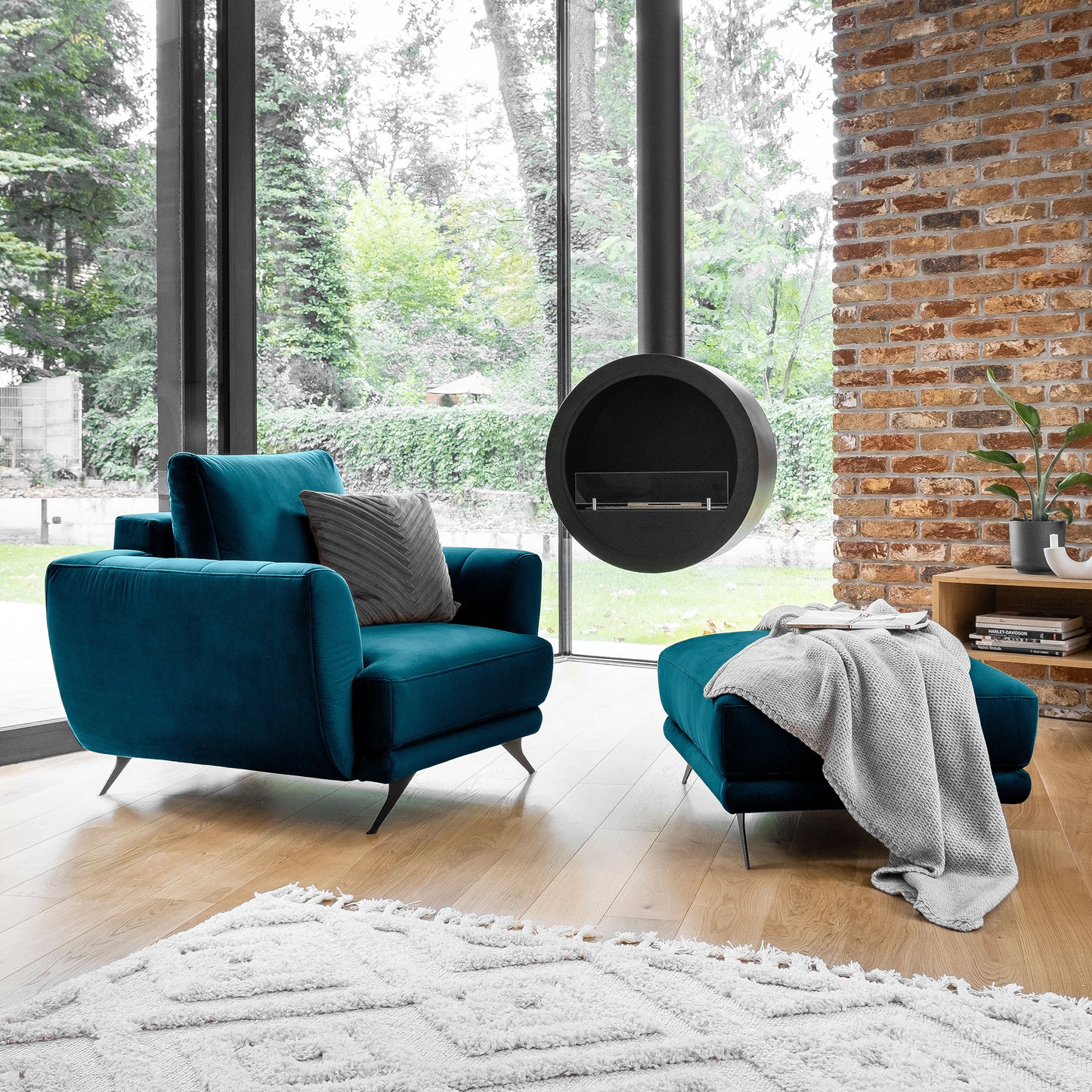 Pufa Megis Nube 40 w ciemnogranatowym kolorze została wykonana z przyjemnej w dotyku tkaniny. Designerski wygląd podkreśla elegancki charakter nowoczesnego wnętrza.