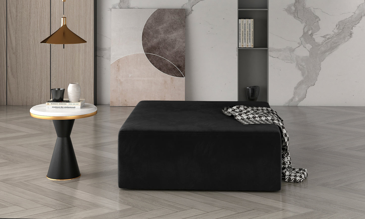 Pufa Kelim Matt Velvet 99 w eleganckim czarnym kolorze, z gładką welurową tapicerką i prostą bryłą, idealna jako siedzisko, podnóżek lub dodatek do salonu.