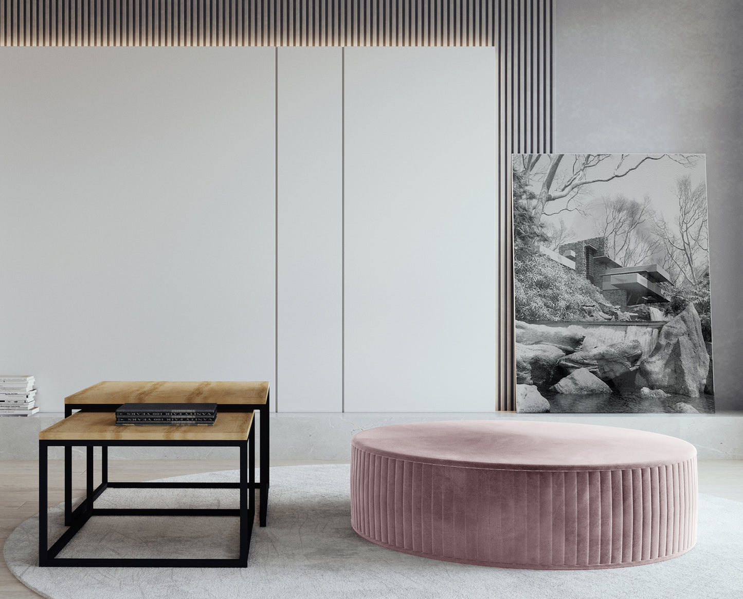 Pufa Lara w kolorze Mat Velvet 63 różowy, ustawiona w nowoczesnym salonie na jasnym dywanie, obok stolików kawowych z drewnianym blatem i metalową podstawą.