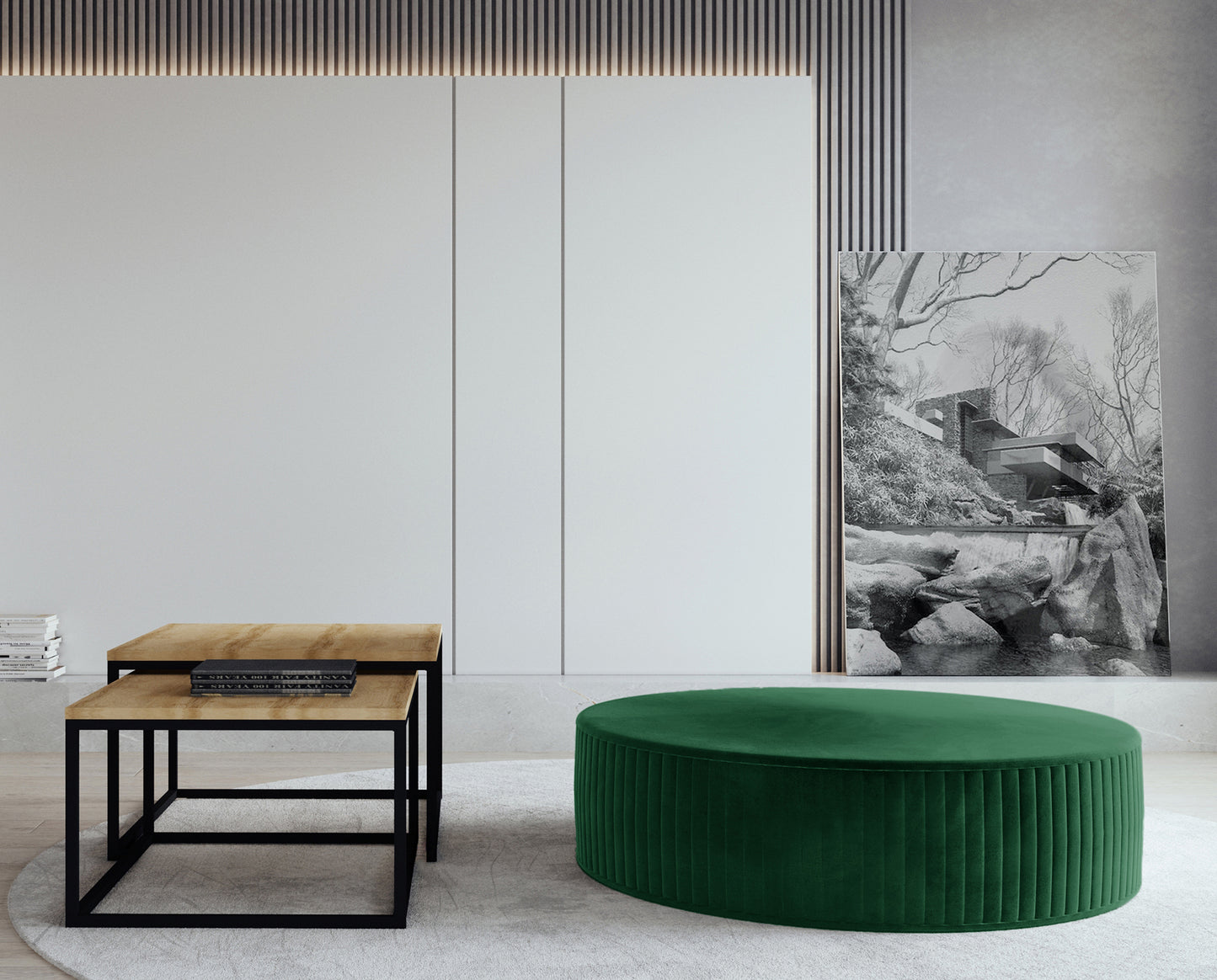 Pufa Lara w kolorze Monolith 37 zielony, ustawiona w eleganckim salonie na jasnym dywanie, obok nowoczesnych stolików kawowych z drewnianym blatem i metalową podstawą.