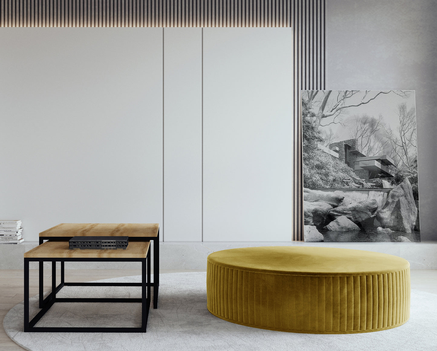 Pufa Lara w kolorze Monolith 48 żółty, ustawiona w nowoczesnym salonie na jasnym dywanie, obok stolików kawowych z drewnianym blatem i czarną metalową ramą.