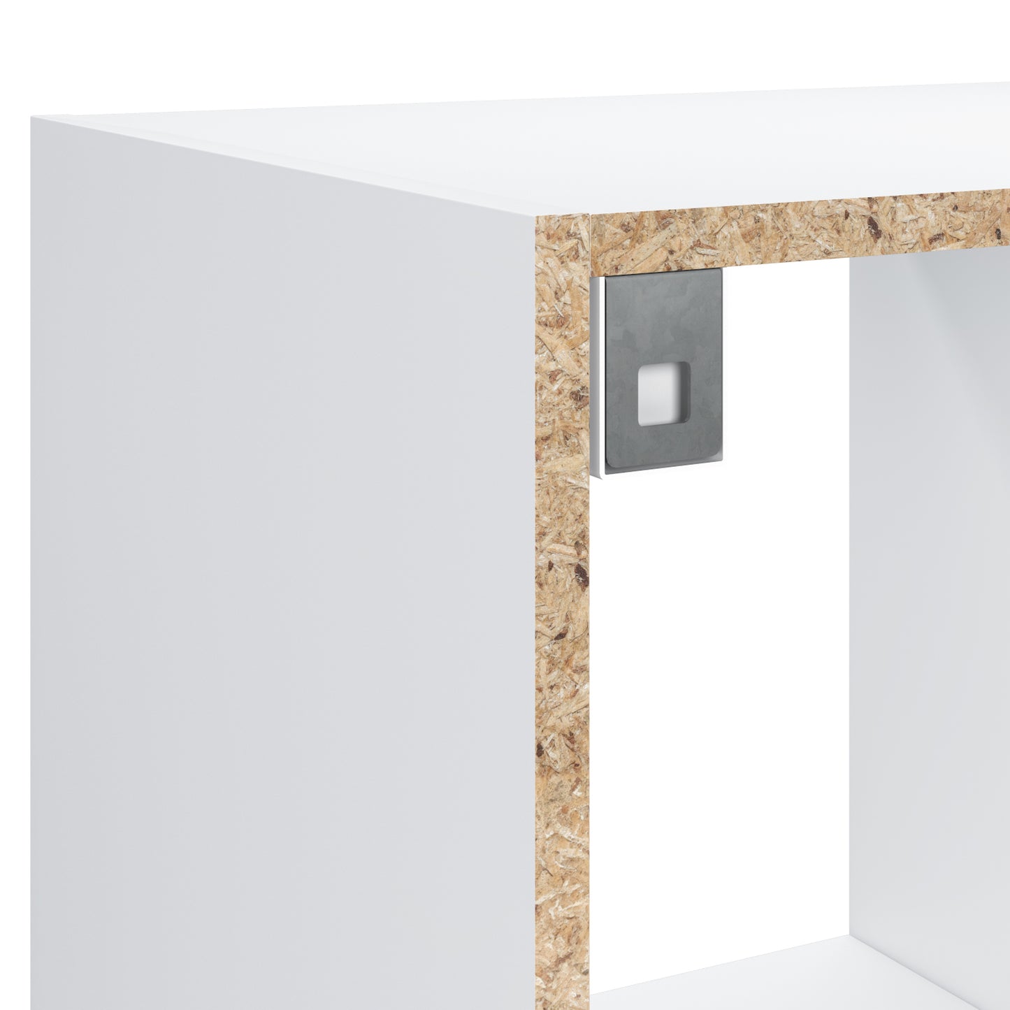 Zbliżenie na biały regał z widocznym metalowym zaczepem montażowym w górnej krawędzi płyty wiórowej z surowym brzegiem.