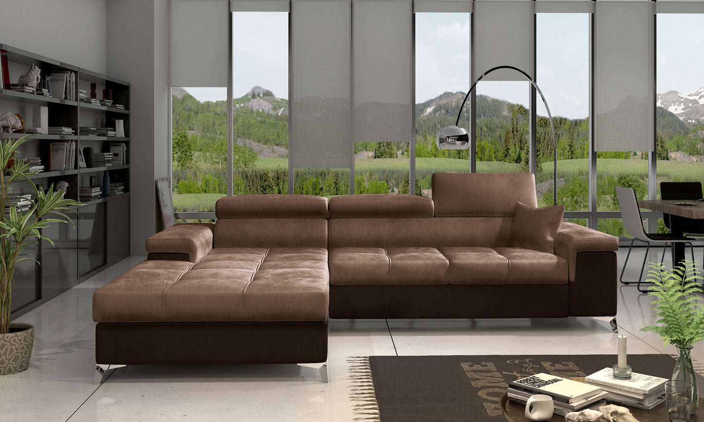 Narożnik Ricardo w układzie lewym, w kolorze Monolith 09 jasnobrązowy i Monolith 29 brązowy, ustawiony w przestronnym salonie na jasnym dywanie, obok stolika kawowego i regału z książkami.