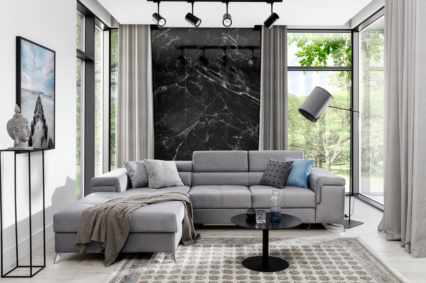 Narożnik Ricardo w kolorze Monolith 84 jasnoszary, układ lewy – aranżacja w salonie – elegancka sofa narożna ustawiona przy dużych oknach w nowoczesnym, jasnym wnętrzu z minimalistycznym wystrojem.