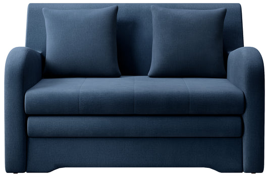 Granatowa sofa Ario w gładkiej tkaninie, packshot, widok frontalny na białym tle z dwiema poduszkami.