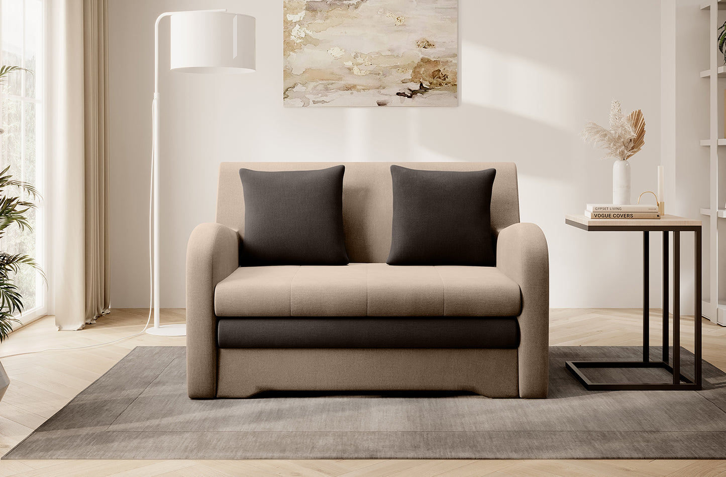 Dwukolorowa sofa Ario (beż + czekoladowy), front; aranżacja salonu z lampą i stolikiem na dywanie.