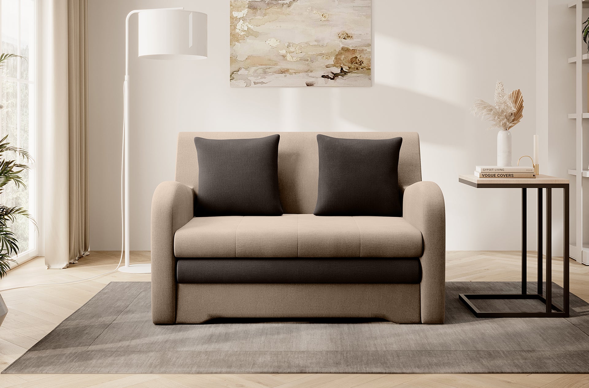 Dwukolorowa sofa Ario (beż + czekoladowy), front; aranżacja salonu z lampą i stolikiem na dywanie.