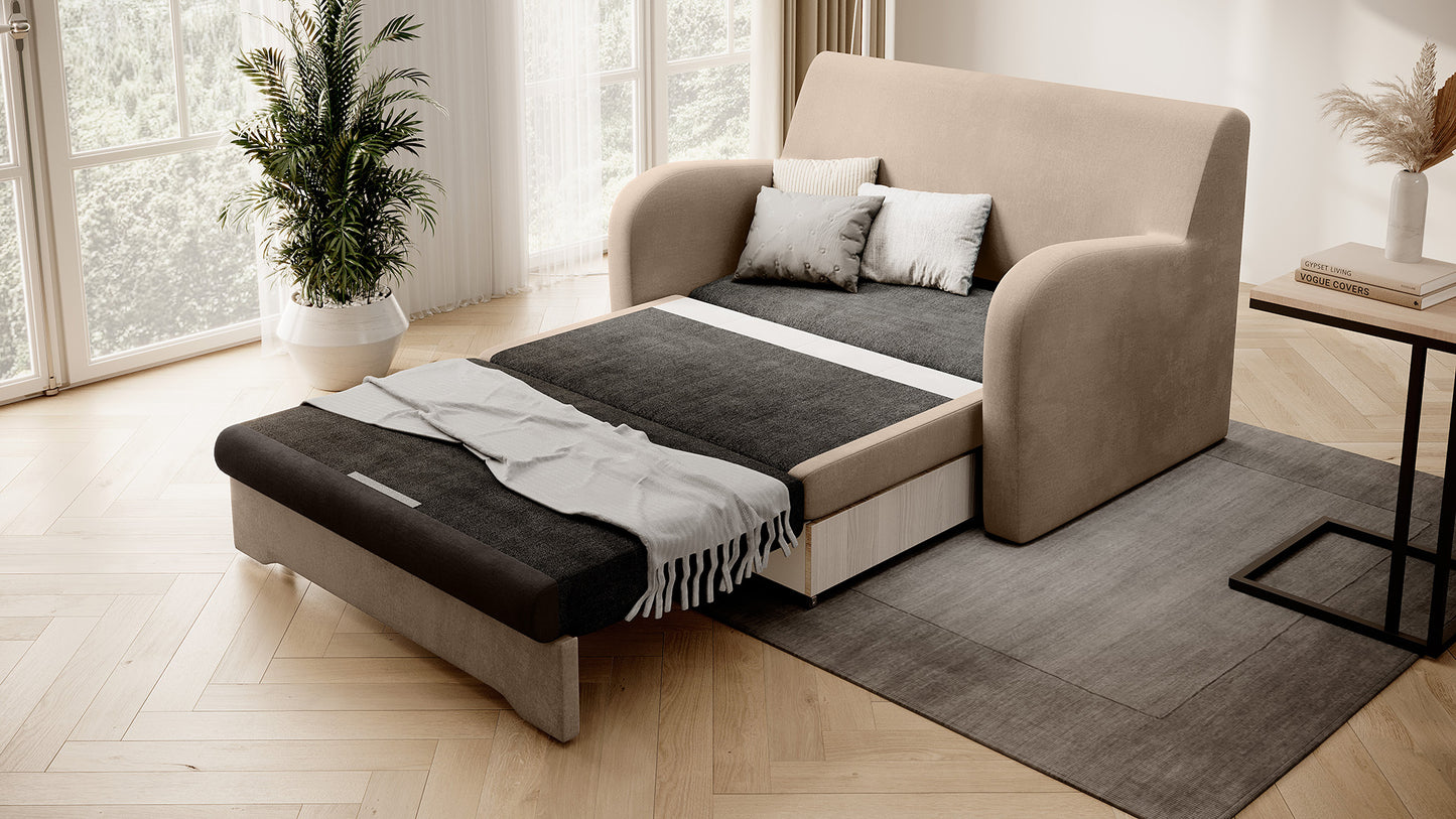 Sofa Ario beżowo-czekoladowa rozłożona do spania, ujęcie skośne w salonie przy oknie z rośliną.