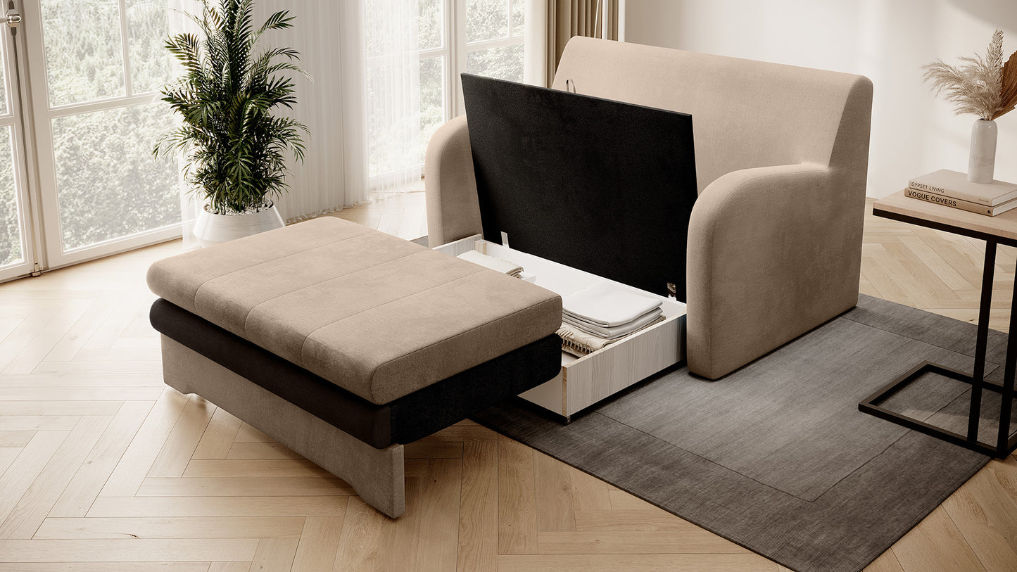 Dwukolorowa sofa Ario z otwartym pojemnikiem na pościel, ujęcie skośne w salonie na dywanie.