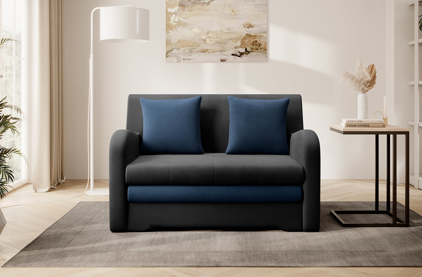 Dwukolorowa sofa Ario (grafit + granat), front; aranżacja salonu z lampą i stolikiem.