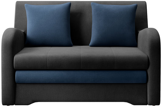 Sofa Ario, gładka tkanina, grafitowo-granatowa; packshot front na białym tle, dwie poduszki.