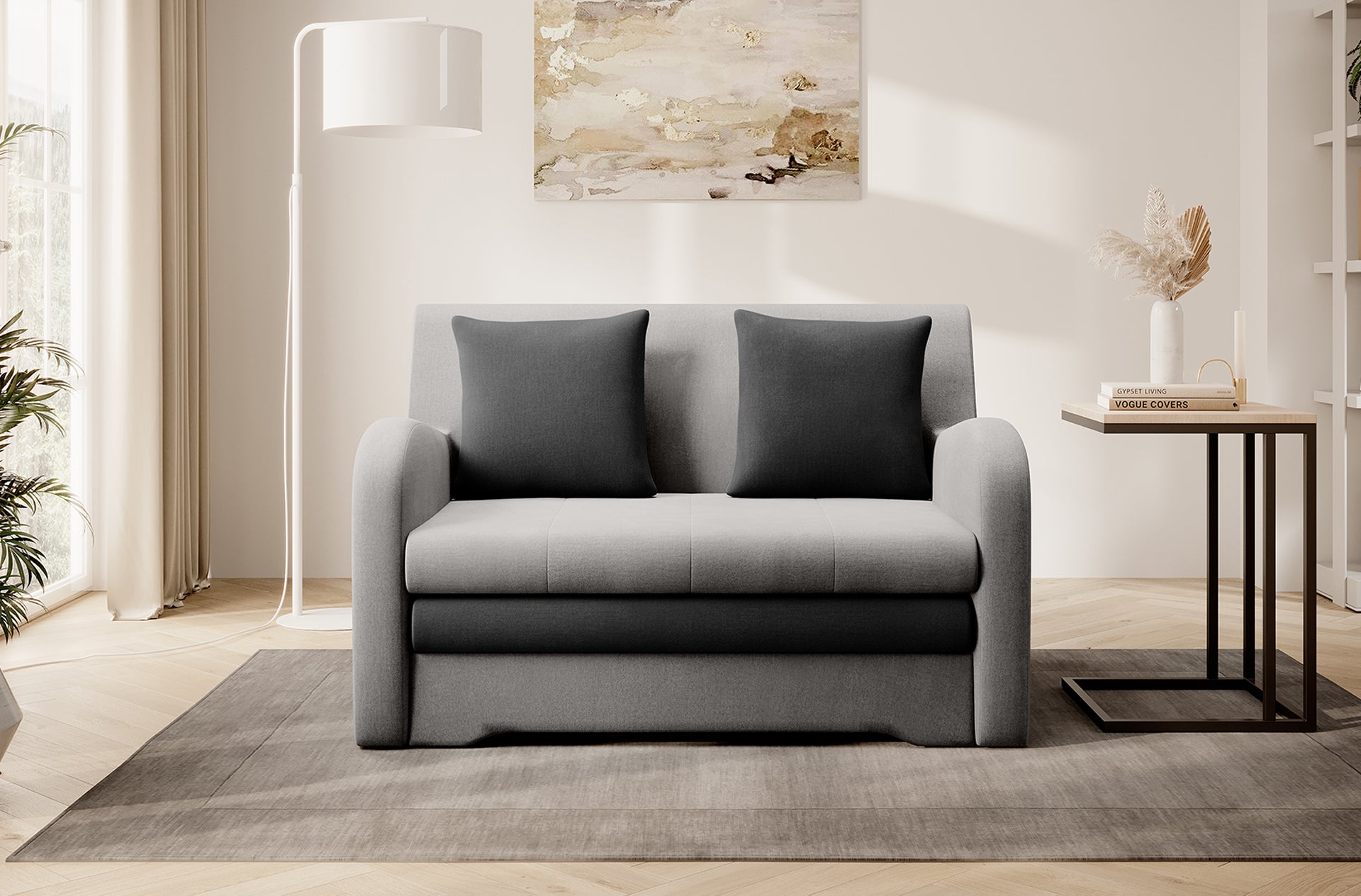Dwukolorowa sofa Ario (jasnoszara + grafit), front; aranżacja salonu z lampą i stolikiem.