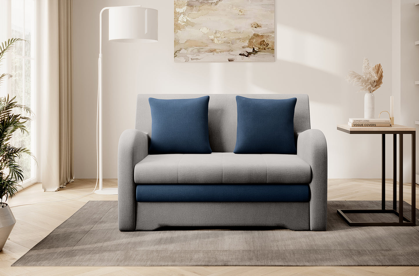 Dwukolorowa sofa Ario (jasnoszara + granat), front; aranżacja salonu z lampą i stolikiem.