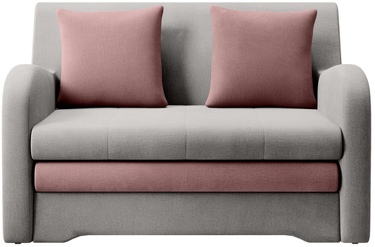 Sofa Ario jasnoszara z poduszkami w pudrowym różu, packshot front na białym tle.