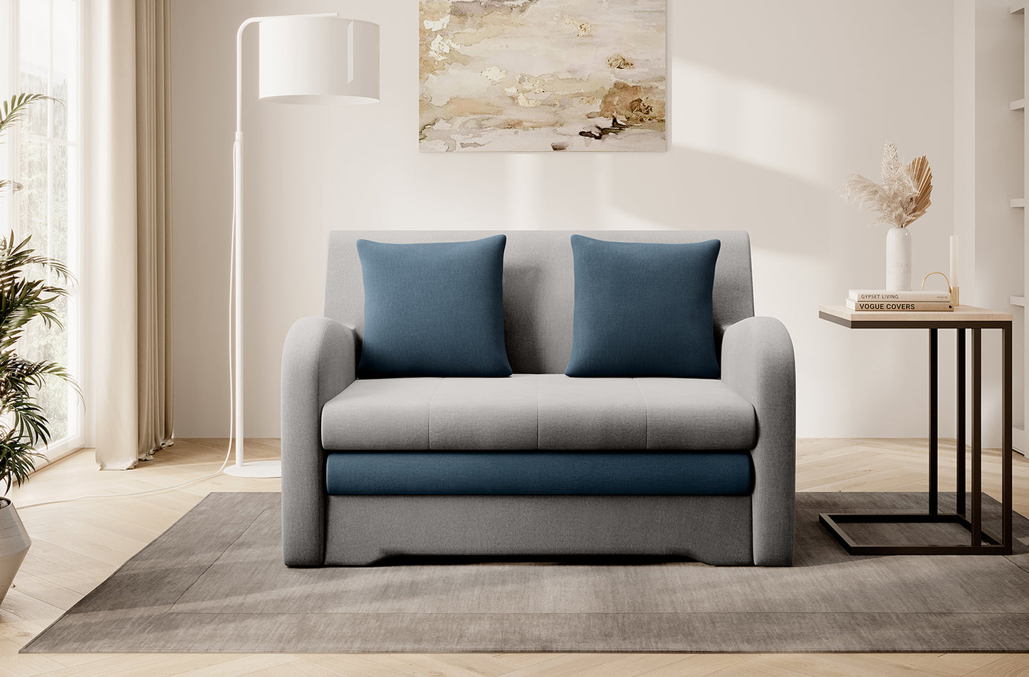 Dwukolorowa sofa Ario (jasnoszara + stalowoniebieska), front; aranżacja salonu z lampą i stolikiem.