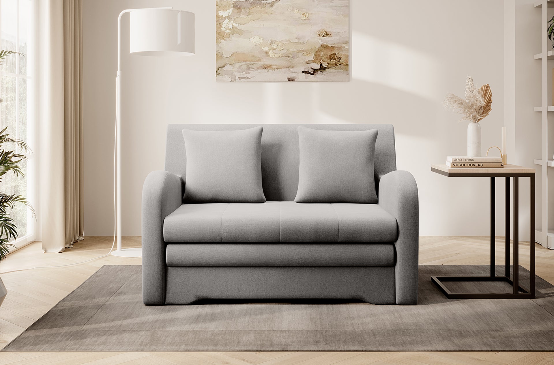 Szara sofa Ario, front; aranżacja salonu z lampą i stolikiem na dywanie.