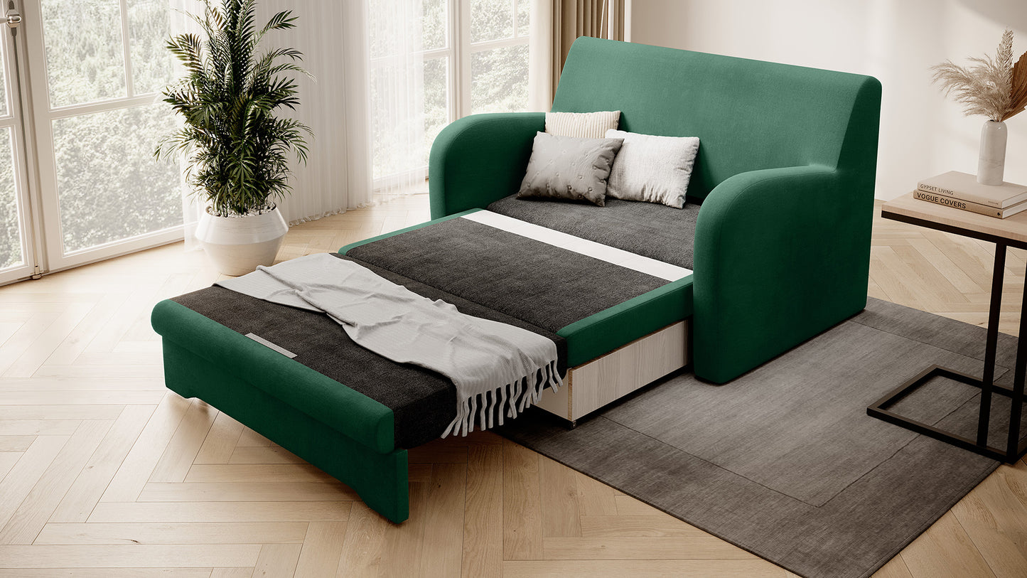 Zielona sofa Ario w gładkiej tkaninie, rozłożona do spania, ujęcie skośne w salonie przy oknie z rośliną.