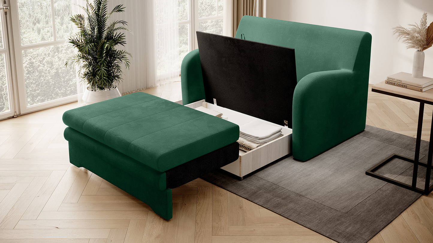 Zielona sofa Ario z otwartym pojemnikiem na pościel, ujęcie skośne w salonie na dywanie.