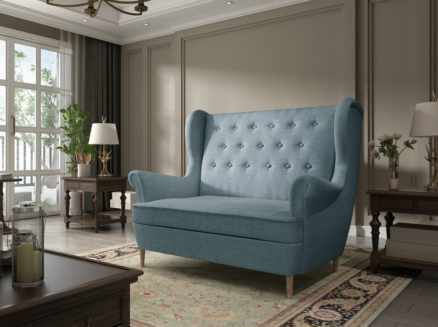 Sofa Aros w tkaninie Cover 70 niebieski – stylowa sofa w nowoczesnym salonie z jasnymi dodatkami, dużym oknem i drewnianą podłogą.