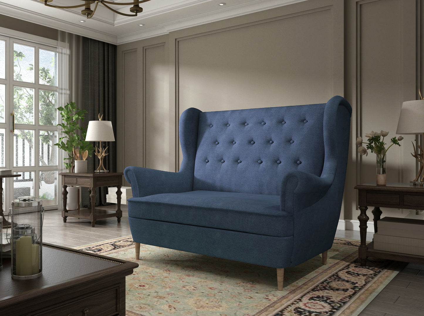 Sofa Aros w tkaninie Omega 86 jasnoniebieski – stylowa sofa w jasnym salonie z dużymi oknami, klasycznym dywanem i drewnianymi dodatkami.