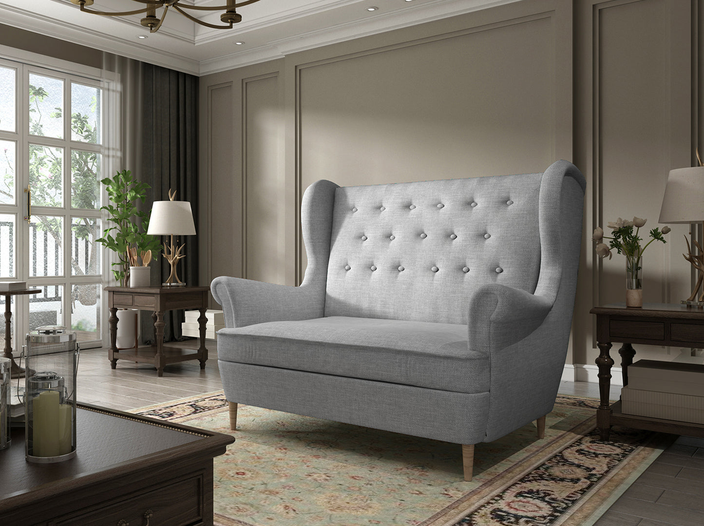 Sofa Aros w tkaninie Sawana 21 szary – elegancka sofa w klasycznym salonie z dużymi oknami, dywanem i drewnianymi meblami.