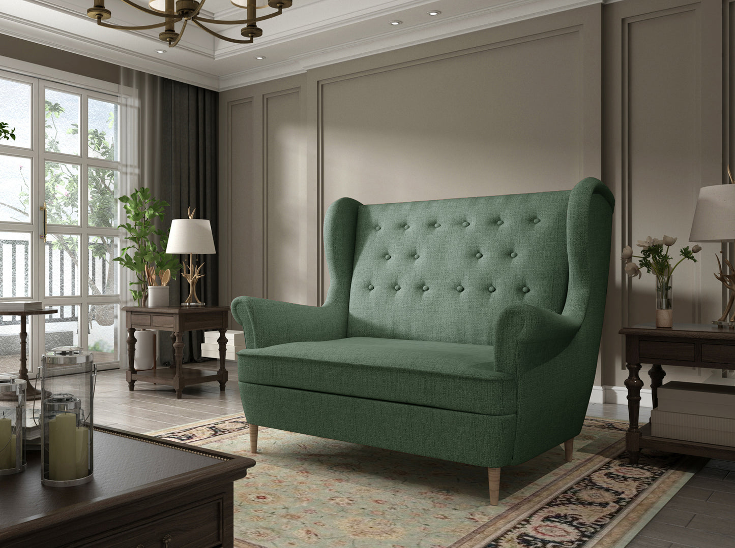 Sofa Aros w tkaninie Solid 39 zielony – elegancka sofa w klasycznym salonie z dużymi oknami, drewnianymi meblami i roślinnymi dodatkami.