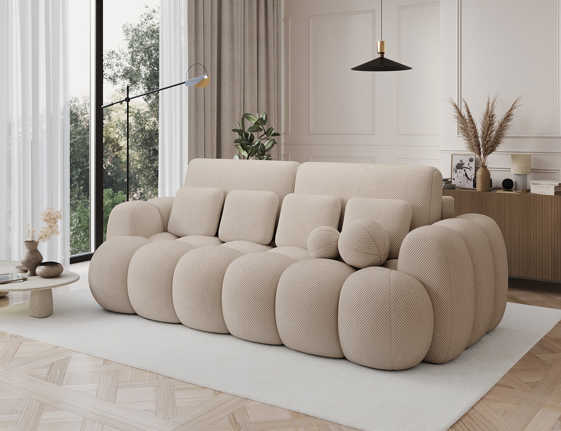 Cotonn Calmora 18 – beżowa sofa z kulistymi poduchami, miękka forma, nowoczesny akcent do jasnych, przytulnych wnętrz.