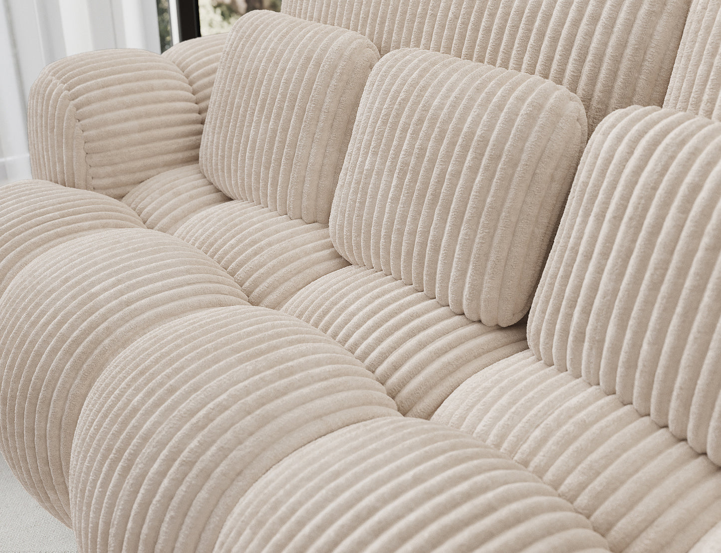 Sofa Cotonn Modullo – profilowane oparcie i miękkie poduszki w kremowym sztruksie zapewniają komfort i elegancki wygląd.