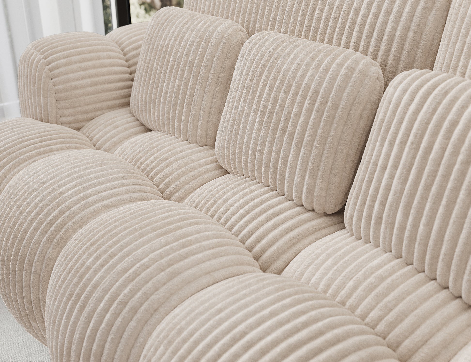 Sofa Cotonn Modullo – profilowane oparcie i miękkie poduszki w kremowym sztruksie zapewniają komfort i elegancki wygląd.