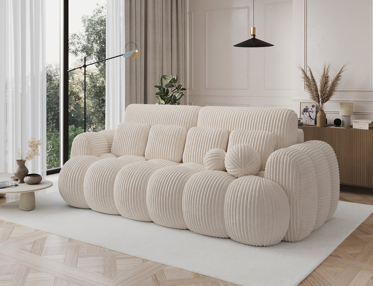 Designerska sofa Cotonn Modullo w tkaninie Modullo 01 – kremowy model 3-osobowy w aranżacji salonu z dużym oknem i sztukaterią ścienną.
