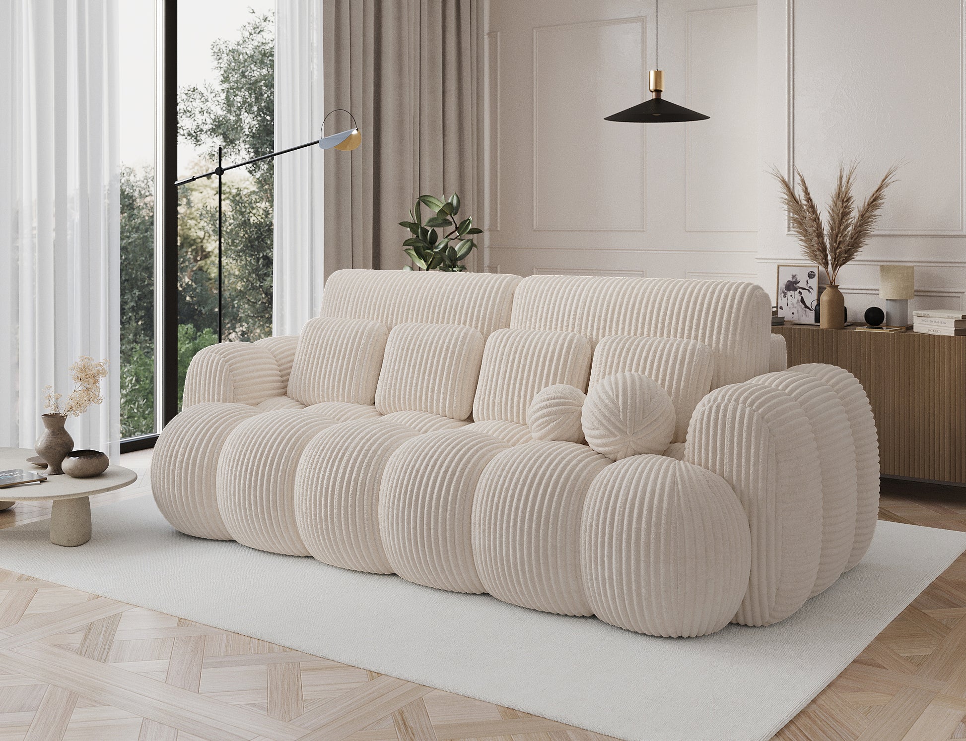 Designerska sofa Cotonn Modullo w tkaninie Modullo 01 – kremowy model 3-osobowy w aranżacji salonu z dużym oknem i sztukaterią ścienną.