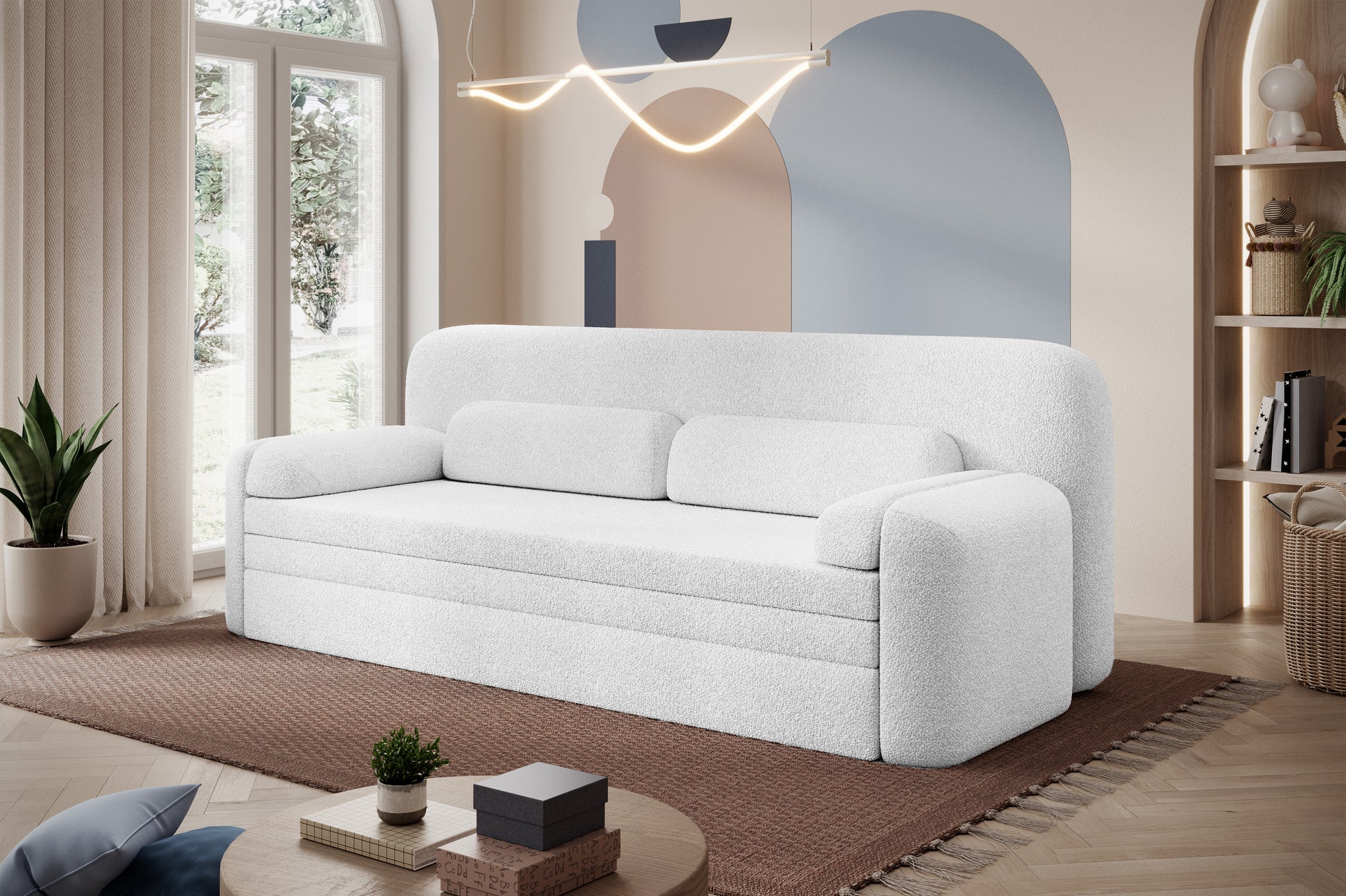 Biała sofa Elioss z tkaniny bouclé w nowoczesnym wnętrzu z dużym oknem, dekoracyjną ścianą i drewnianymi dodatkami