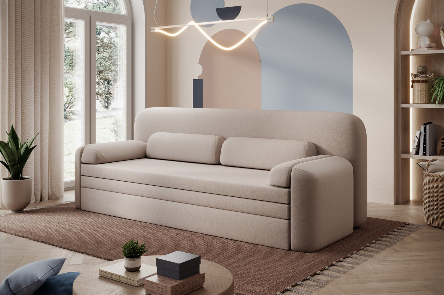 Sofa Elioss Sola 18 w jasnobeżowym kolorze ustawiona na dywanie w przytulnym salonie z dużym oknem i kolorową ścianą.