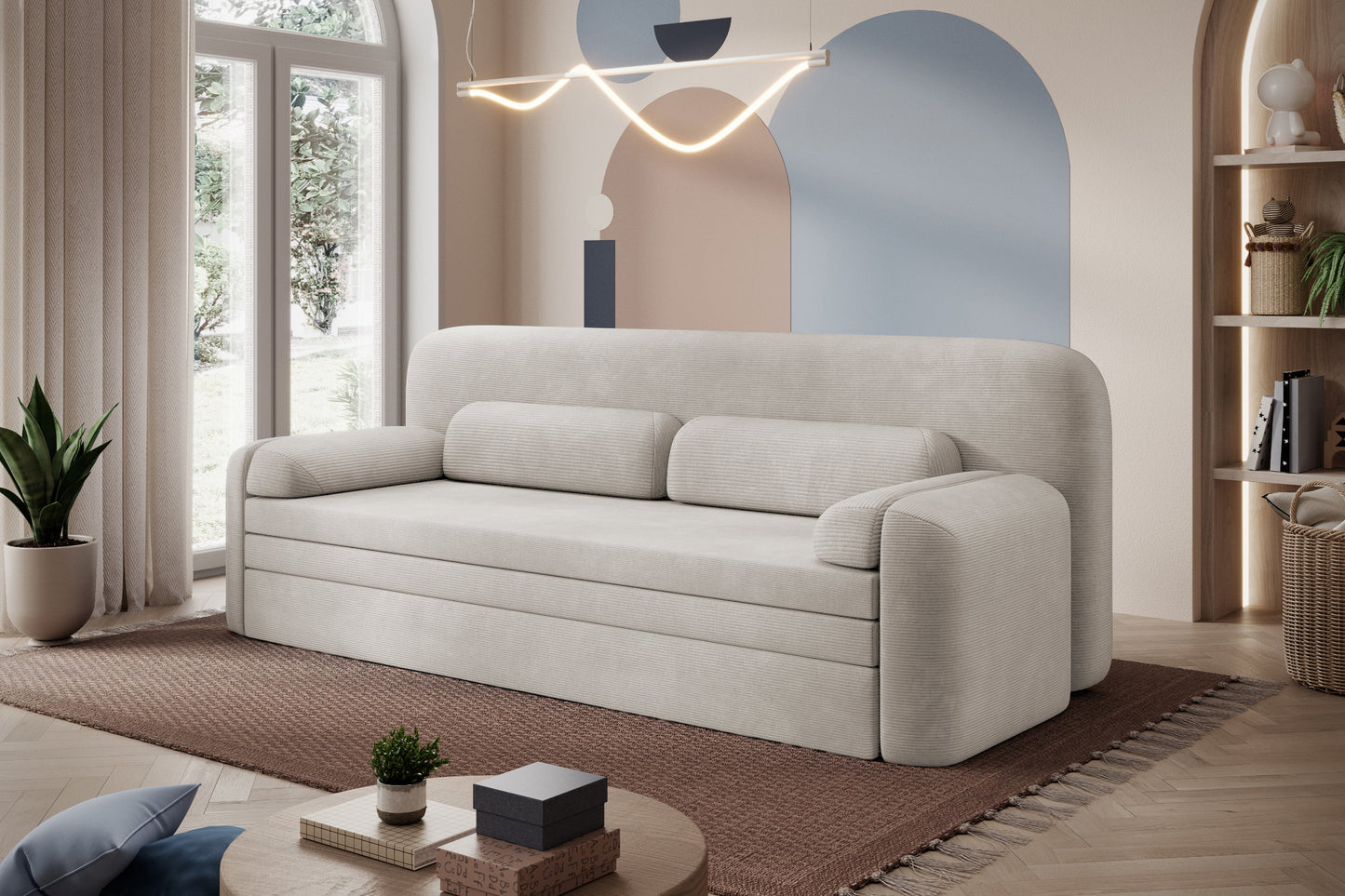 Sofa Elioss w tkaninie Tabbris 18 jasnobeżowa w nowoczesnym wnętrzu, ustawiona na brązowym dywanie przy oknie z łukiem.