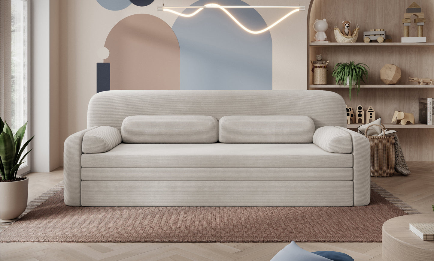 Sofa Elioss w tkaninie Tabbris 18 jasnobeżowa o prążkowanej strukturze, ustawiona we wnętrzu z designerską dekoracją.