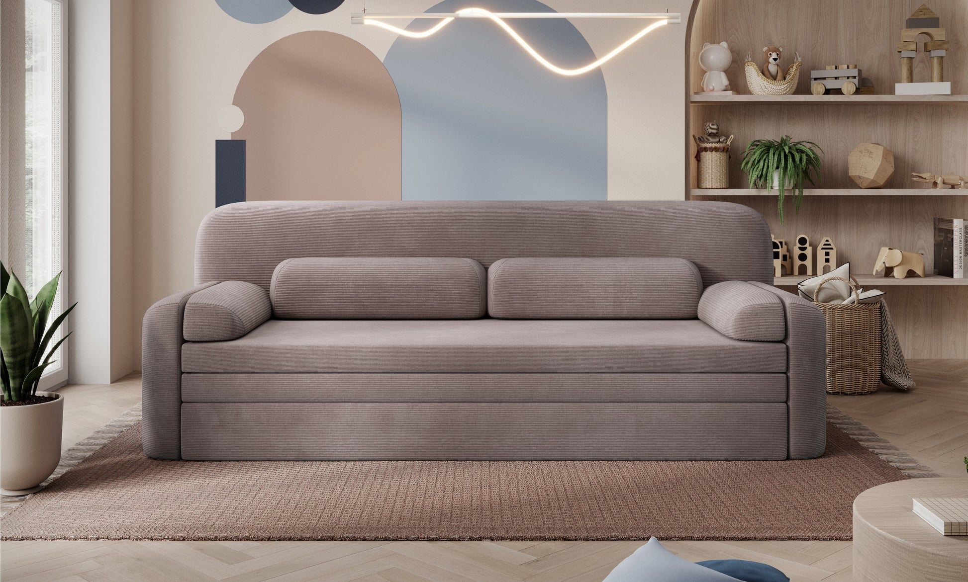 Sofa Elioss w tkaninie sztruksowej Tabbris 22 brązowej, ustawiona we wnętrzu z jasnym parkietem i pastelową ścianą dekoracyjną, styl nowoczesny.