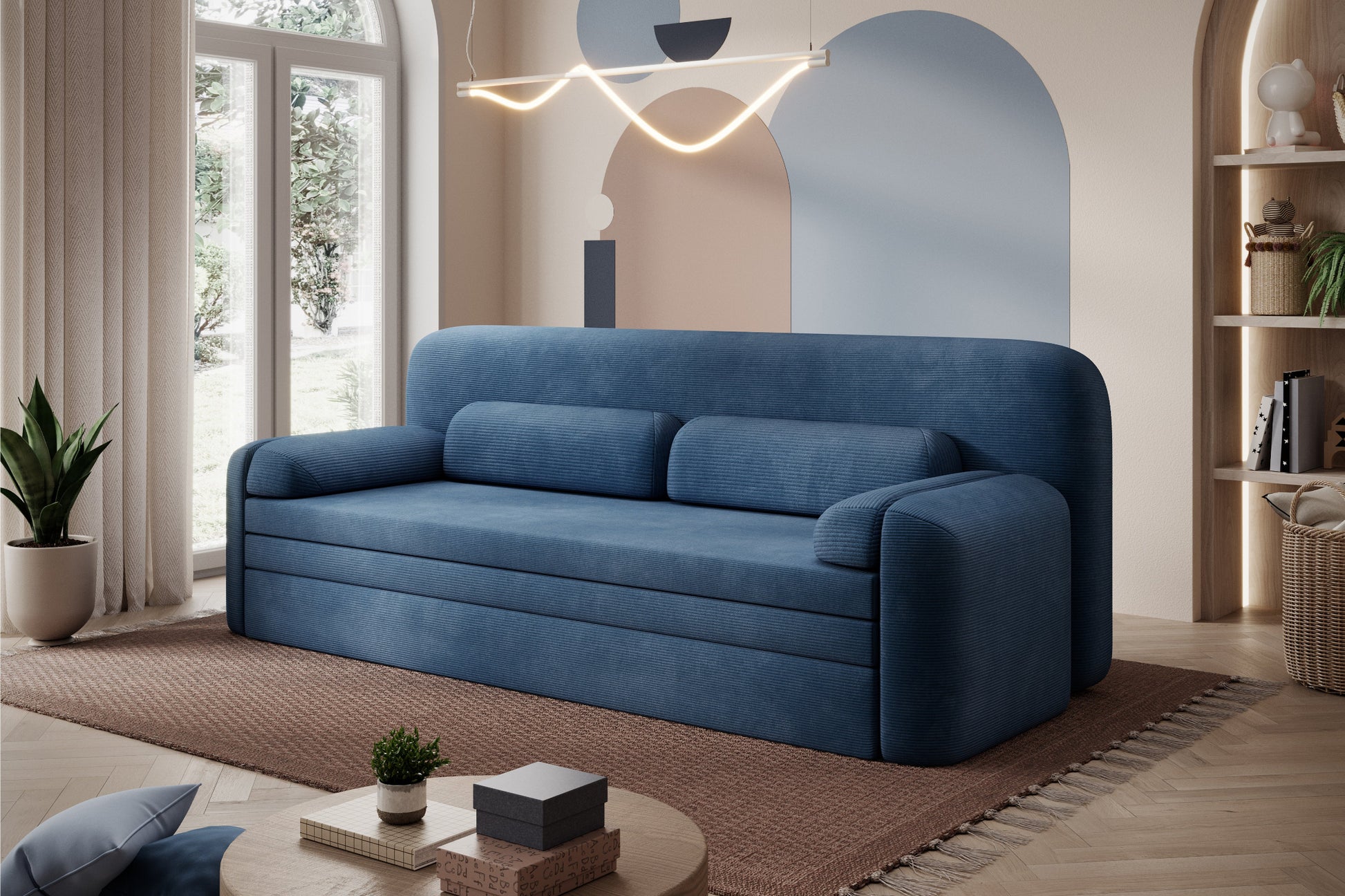 Sofa Elioss w niebieskiej tkaninie Tabbris 40, ujęcie pod skosem w nowoczesnym wnętrzu z łukowym oknem.