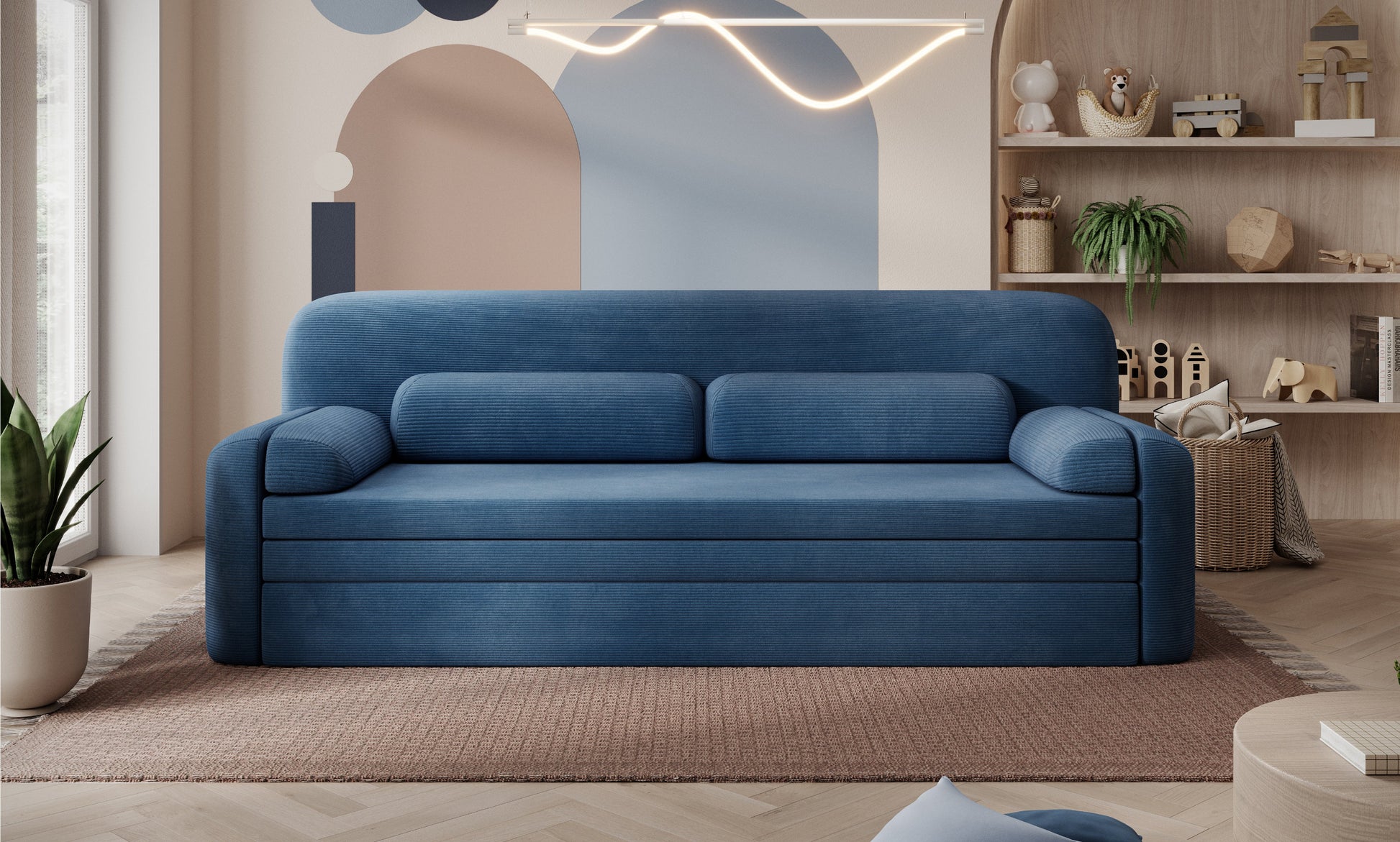 Sofa Elioss w niebieskiej tkaninie Tabbris 40 w nowoczesnym wnętrzu z dekoracyjną ścianą i drewnianymi półkami.