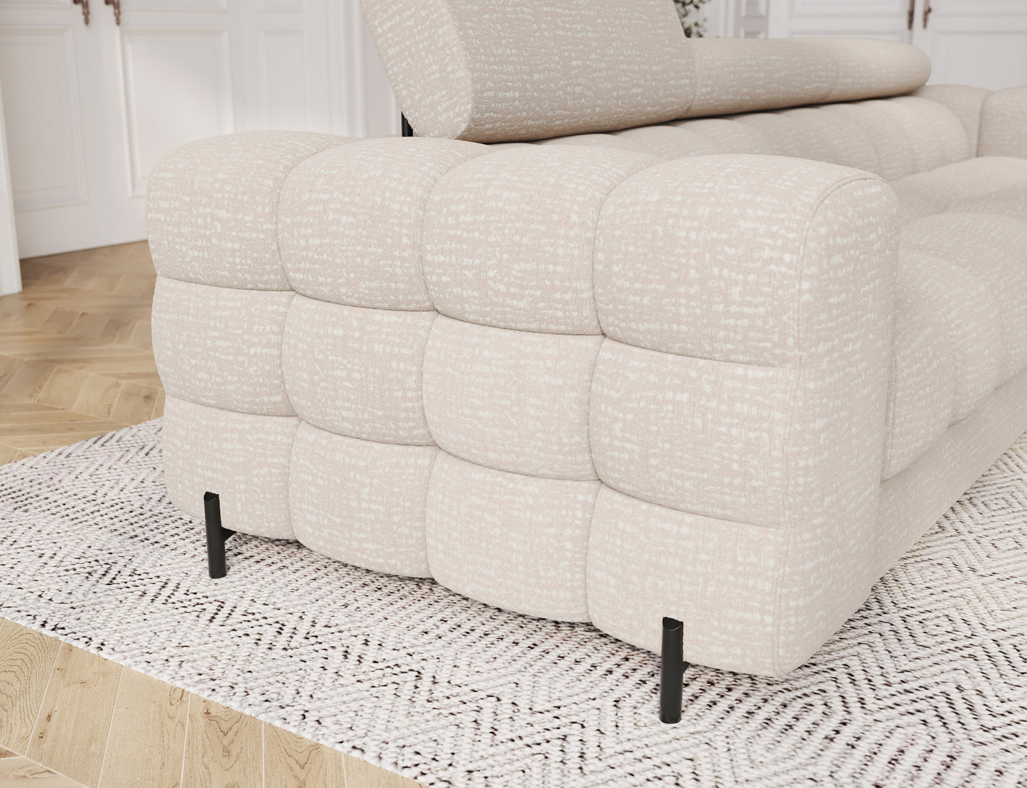 Beżowa sofa Festello Baffix 20 – detal szerokiego podłokietnika z pikowaniami, elegancki akcent w nowoczesnym stylu.