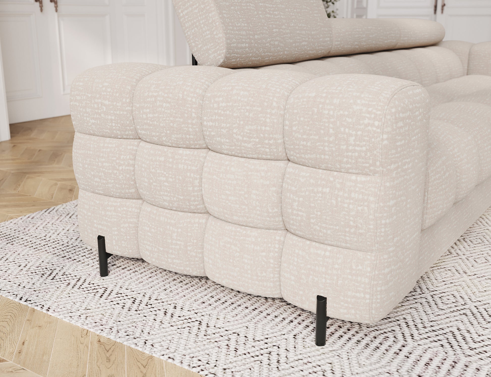 Beżowa sofa Festello Baffix 20 – detal szerokiego podłokietnika z pikowaniami, elegancki akcent w nowoczesnym stylu.