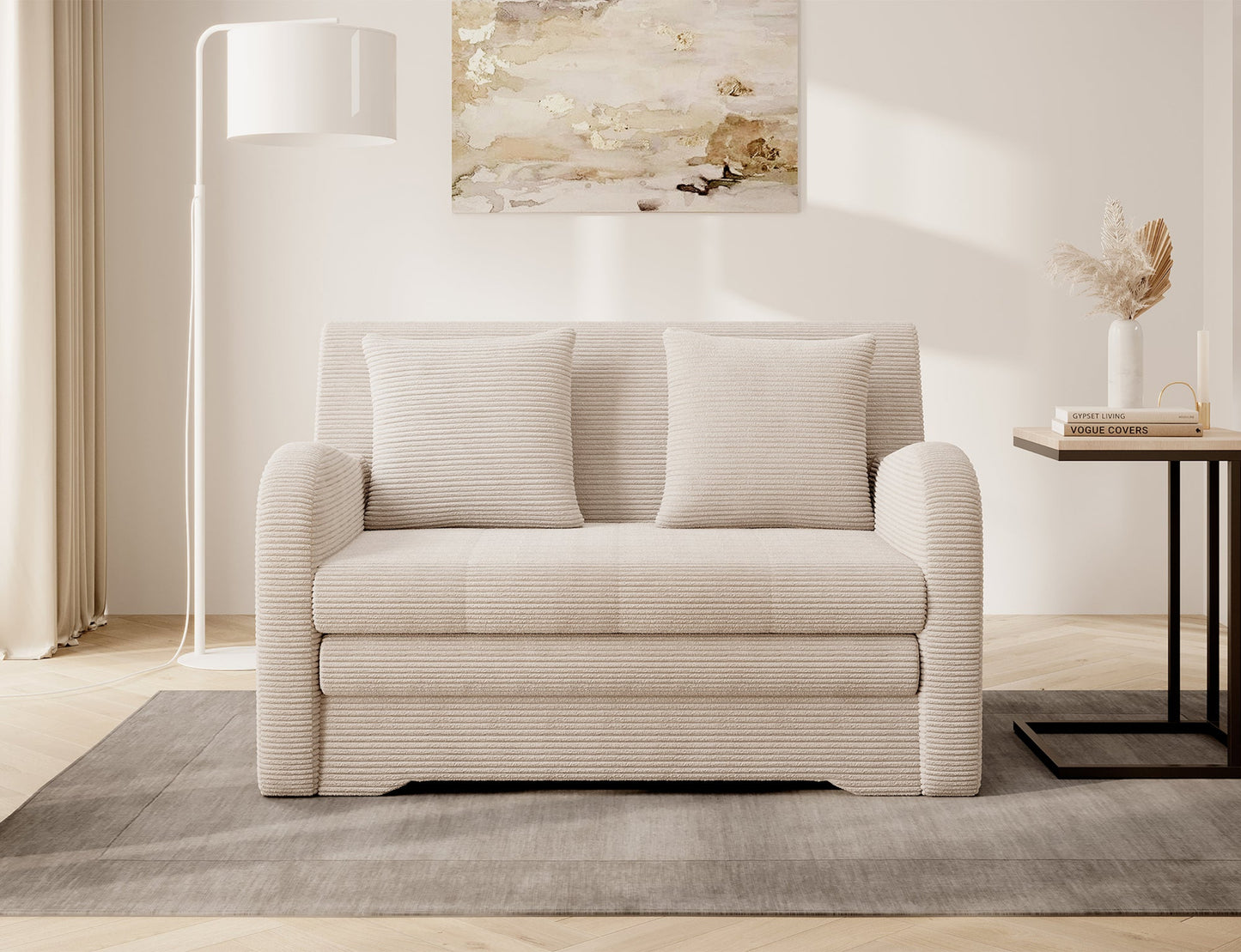 Beżowa sofa Jarell w prążkowanej tkaninie, przód, aranżacja salonu z lampą stojącą i stolikiem na dywanie.
