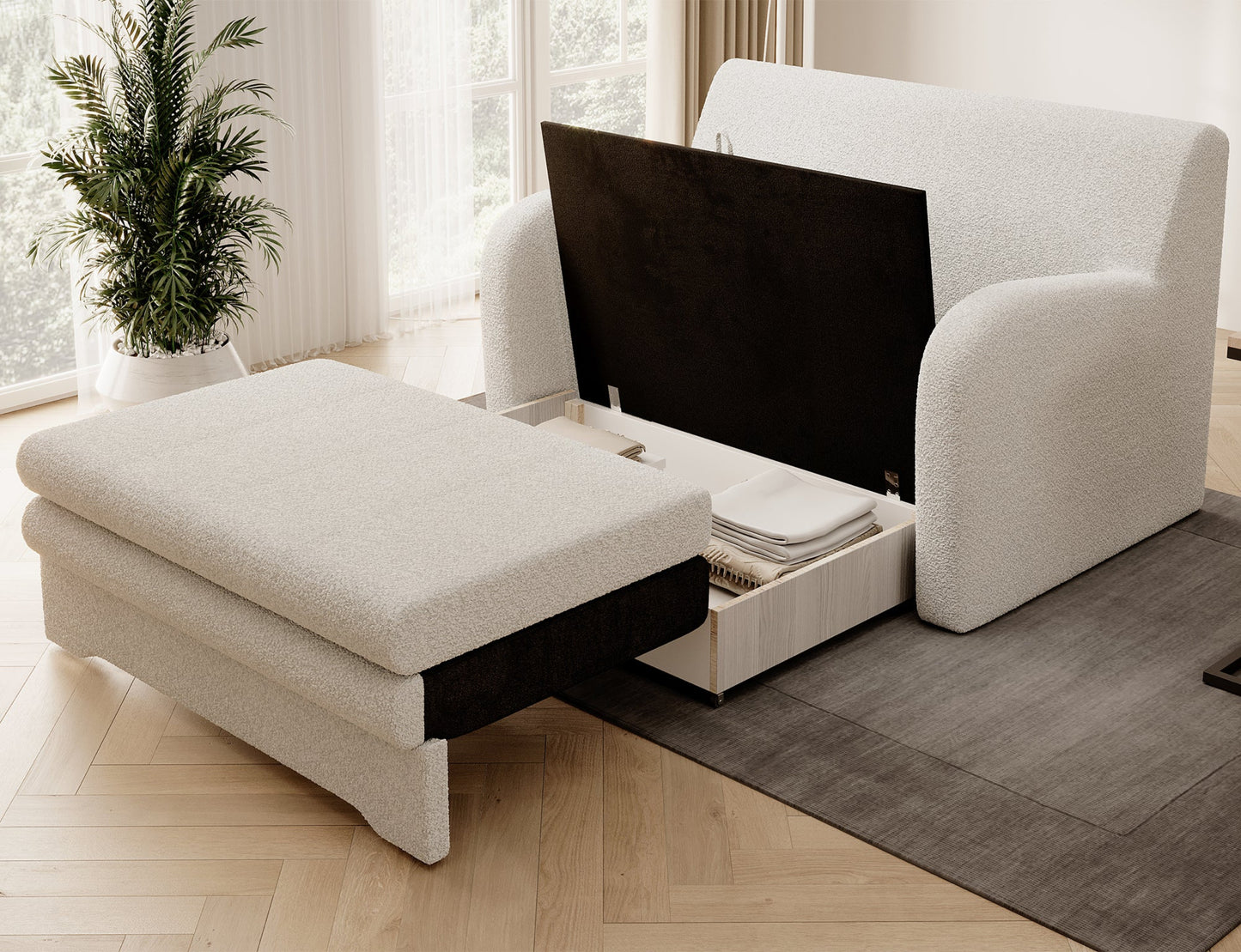 Biała sofa Jarell w tkaninie bouclé, otwarty pojemnik na pościel, ujęcie skośne w salonie na dywanie, obok okna z rośliną.