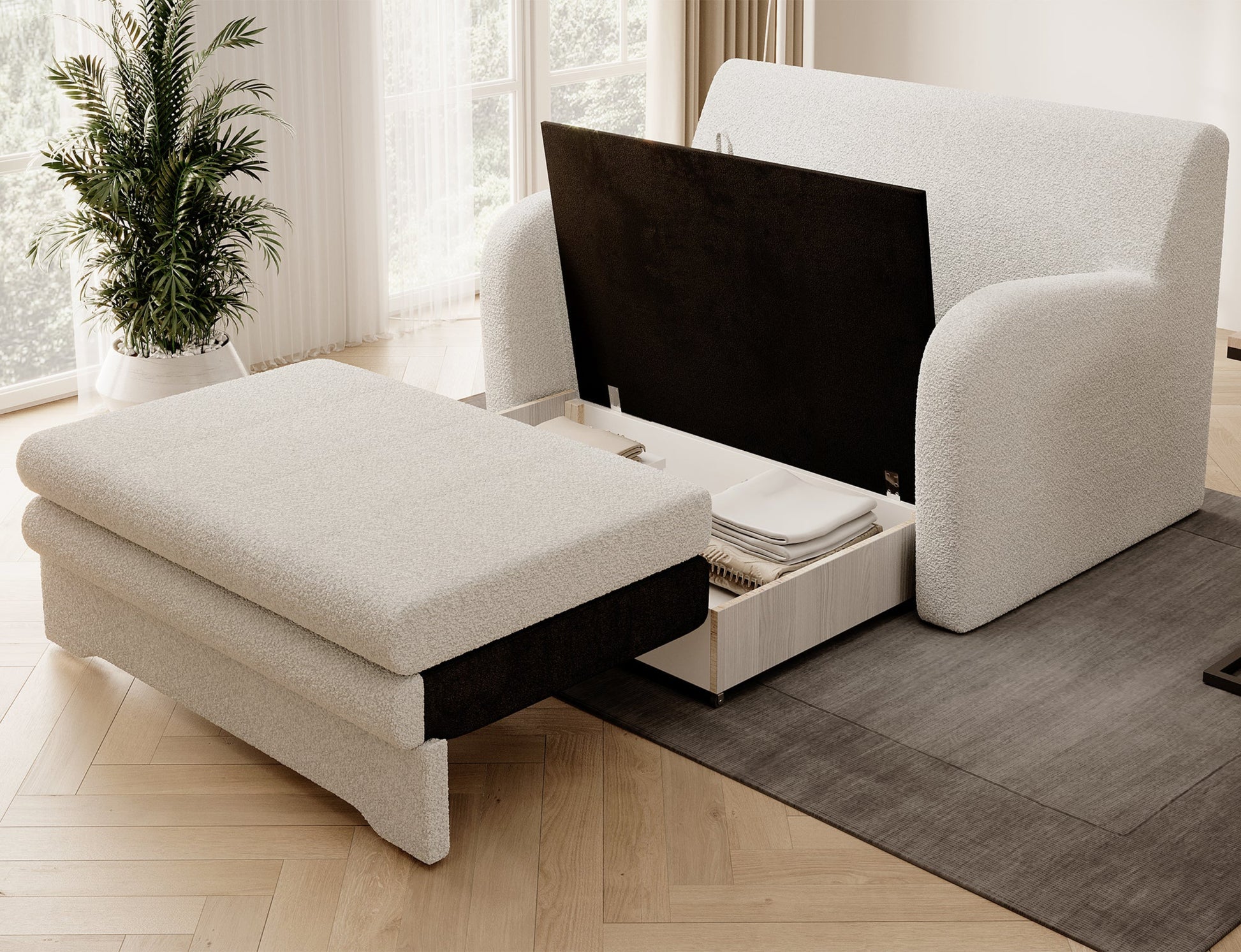 Biała sofa Jarell w tkaninie bouclé, otwarty pojemnik na pościel, ujęcie skośne w salonie na dywanie, obok okna z rośliną.