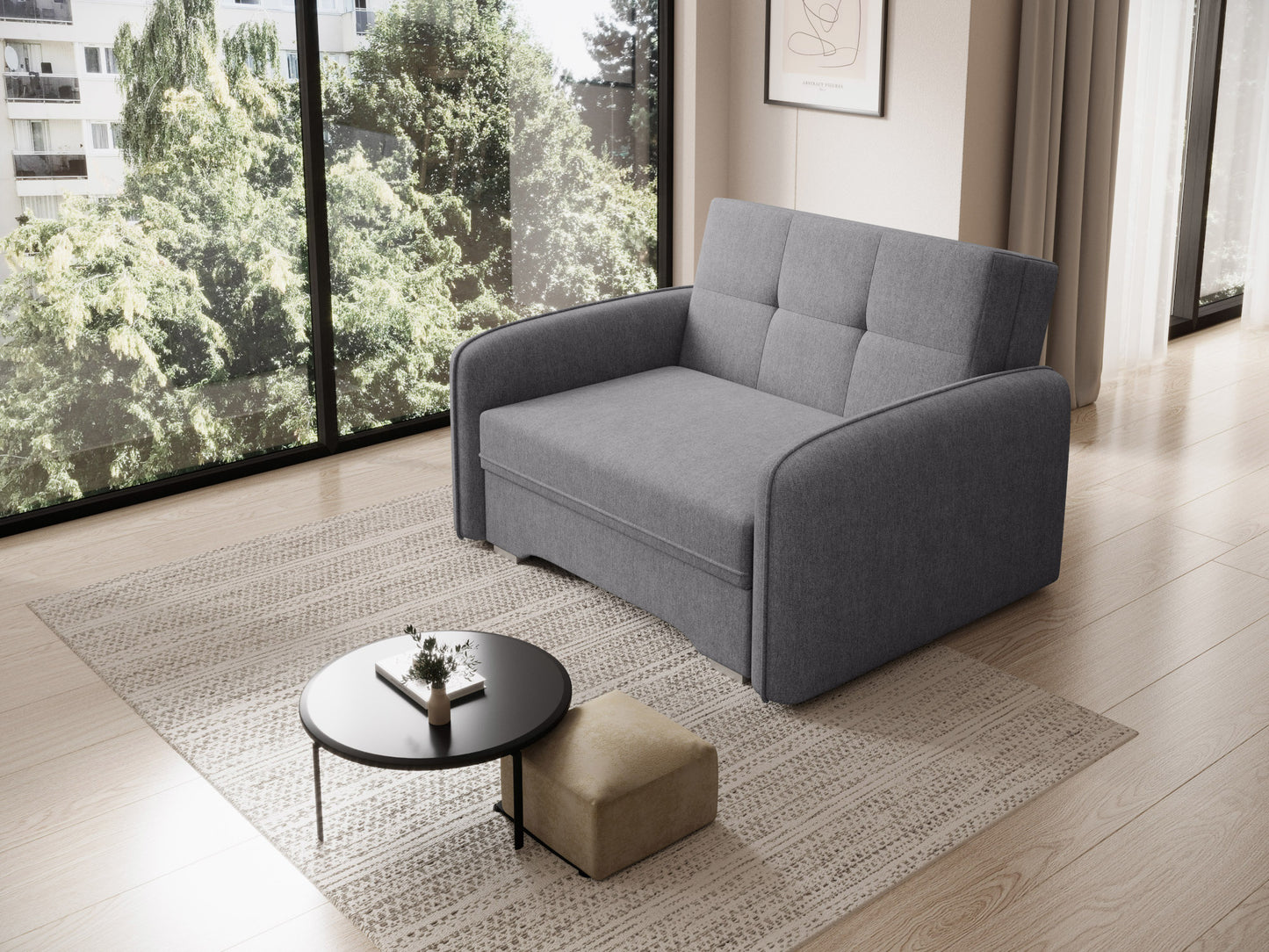 Nowoczesna sofa Laine w szarej tkaninie Poco 04, ujęcie skośne w aranżacji salonu z dużym oknem, jasnym dywanem i roślinami w tle.